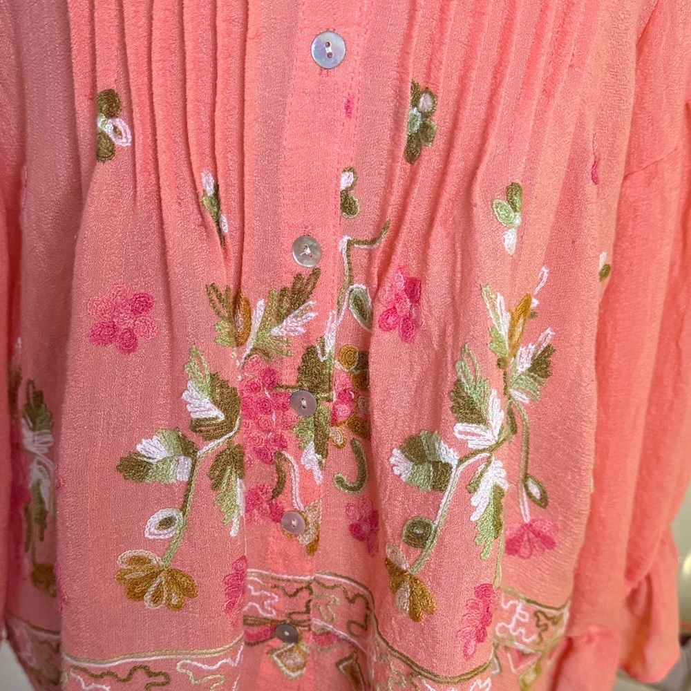 Chic Coral Blouse with Floral Details - Picture 3 of 9